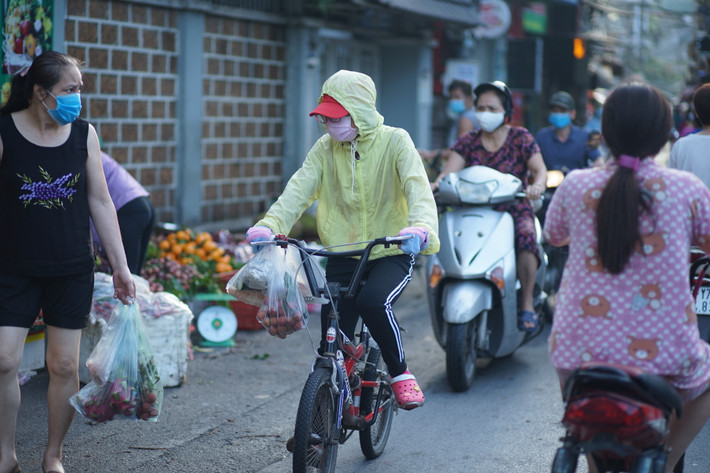 Sáng nay (5/5 âm lịch), người đi chợ tại Hà Nội đều không quên mua các đồ ăn về “giết sâu bọ” trong ngày Tết Đoan Ngọ.