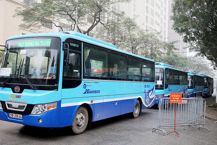 Tổng công ty vận tải Hà Nội chuẩn bị sẵn sàng 100 xe buýt loại trung bình (sức chứa 60 chỗ), 2 lái xe/xe từ ngày 3/4/2020 để vận chuyển người dân sau khi hết hạn cách ly tập trung về địa phương.