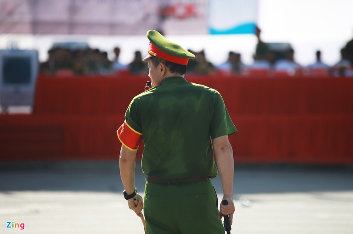Hà Nội đang trải qua đợt nắng nóng gay gắt, nhiệt độ ngoài trời buổi trưa lên tới gần 40 độ C khiến nhiều chiến sĩ ướt đẫm mồ hôi.