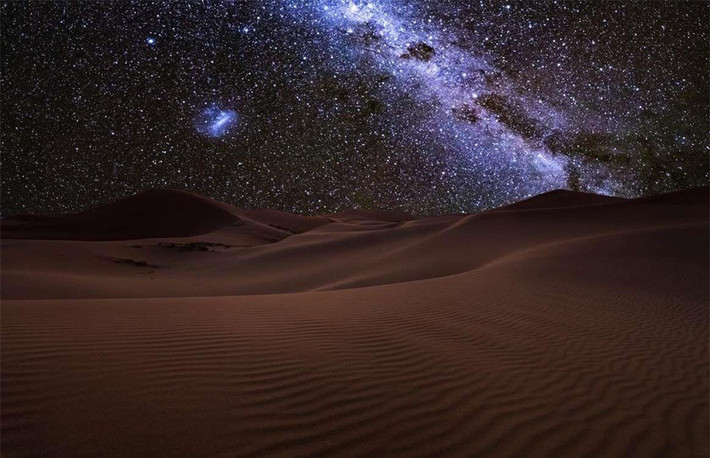 Cảnh quan ấn tượng của Sahara cũng diễn ra vào ban đêm, khi hàng triệu ngôi sao tỏa sáng rực rỡ trên bầu trời. Vào một số thời điểm trong năm, bạn có thể nhìn thấy dải ngân hà tuyệt đẹp. Sahara đang ngày càng lớn hơn bởi sự thay đổi khí hậu khiến lượng mưa trong khu vực ít đi và đất sa mạc dần mở rộng.