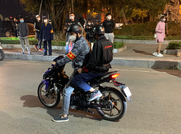 Theo phản ánh của người dân, đã nhiều tháng nay nhóm quái xế này tập trung tại khu vực đường Võ Chí Công để nẹt bô, đua xe...
