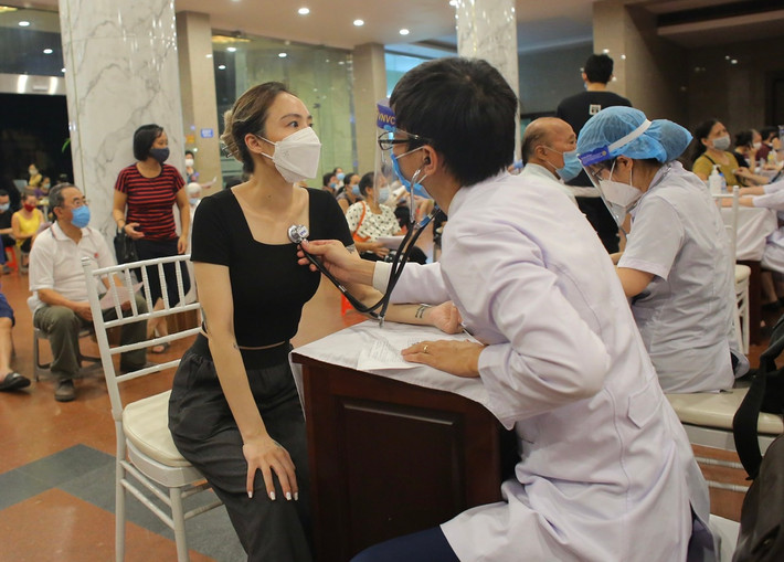 Được biết, trong ngày hôm nay quận Hoàn Kiếm sẽ tổ chức tiêm tới 12h đêm và tiêm cho khoảng 2.000 người.