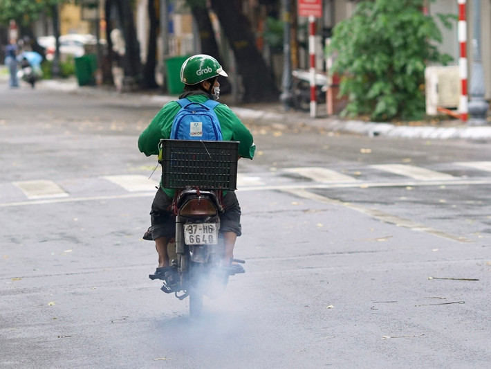Người dân sống gần đây cho biết thêm, cứ buổi trưa 2 bố con sẽ về sảnh Viencom trên đường Bà Triệu ăn cơm do người dân mang qua chia sẻ.