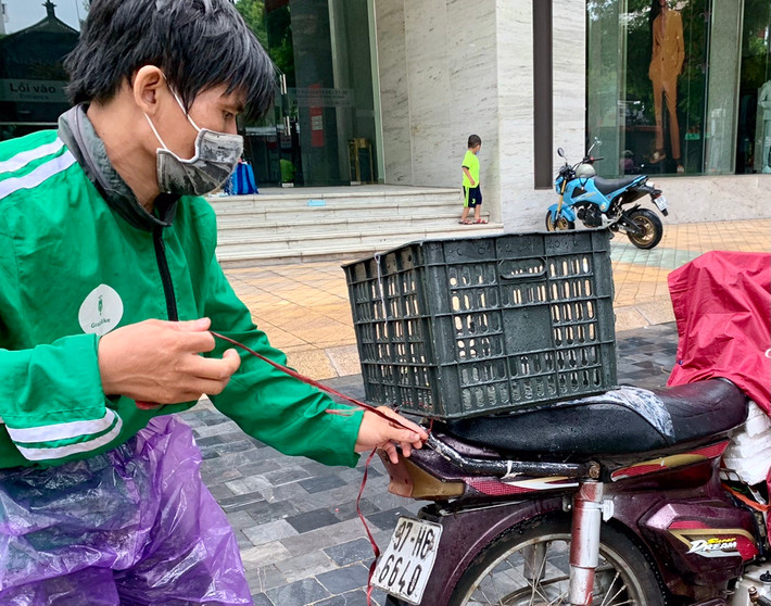 Hàng ngày anh vẫn chở con đi ship hàng, đến tối lại về phòng ngủ. Khi được hỏi về gia cảnh, anh Long đã từ chối không trả lời.