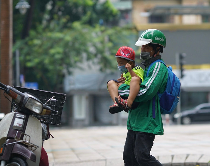 “Mọi người giúp tôi có việc làm là tôi quý lắm rồi. Có hàng gì thì cho tôi ship nhưng đừng bắt tôi đặt cọc. Bố con tôi không có tiền đâu”, anh Long nói.