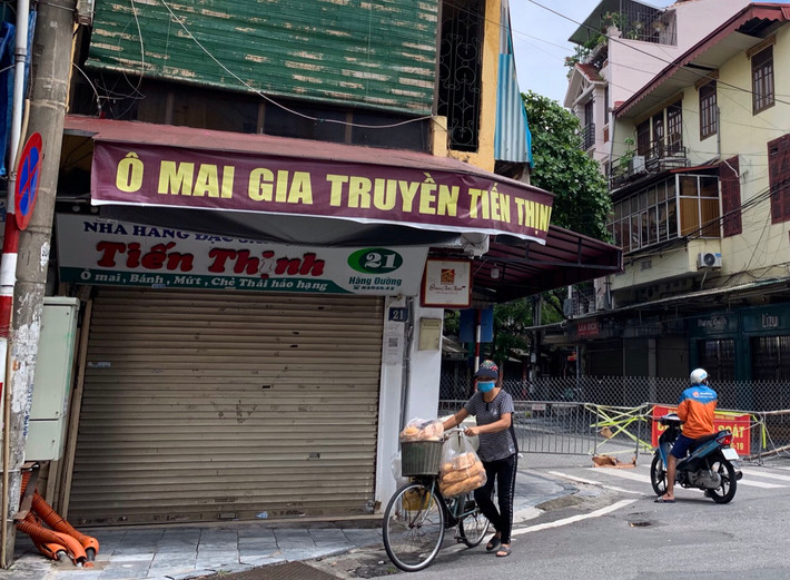 Trên phố Hàng Đường (quận Hoàn Kiếm), toàn bộ dãy phố bán bánh kẹo truyền thống đã đóng cửa.
