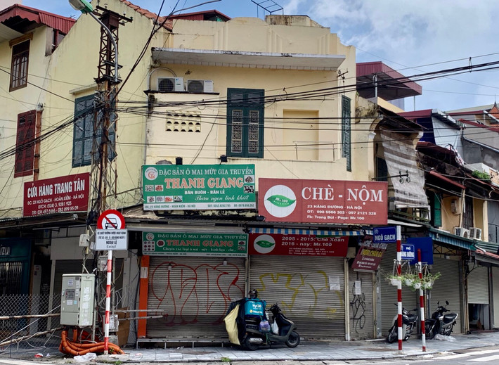 Đây là một dãy phố nổi tiếng với nghề làm ô mai, bánh nướng, bánh dẻo và mở bán quanh năm.
