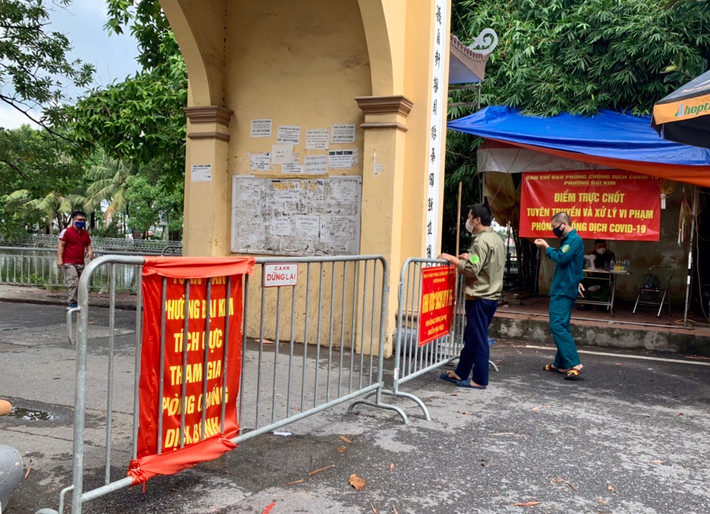 UBND phường Đại Kim (quận Hoàng Mai) đã có quyết định phong toả chợ Đại Từ và các hộ dân xung quanh chợ.