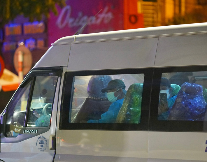 Do đây là khu tập thể cũ, mật độ dân cư đông, hạ tầng kém, chung nhà vệ sinh nên tình trang lây lan COVID-19 diễn ra rất nhanh và phức tạp.