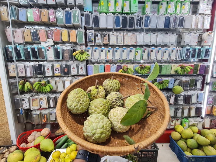 Được biết, cửa hàng mở cửa từ sáng sớm tới tối khuya. Mặt hàng chủ yếu là các loại hoa quả, rau, củ phục vụ nhu cầu thiết yếu của người dân.