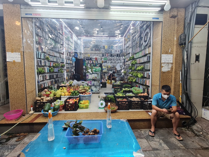Những ngày Hà Nội thực hiện giãn cách xã hội, khu vực phố cổ Hà Nội xuất hiện một cửa hàng bán rau, củ, quả tươi ngon trên phố Hàng Giấy (Hoàn Kiếm, Hà Nội).