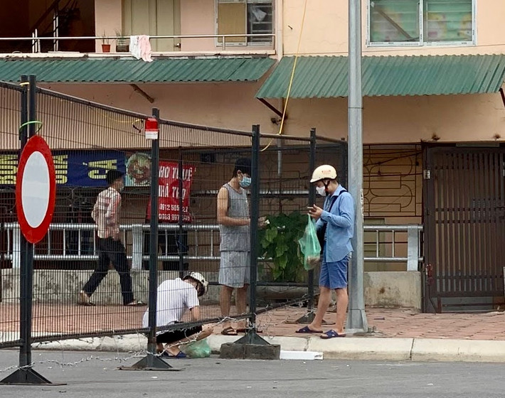 Việc mua bán, giao dịch diễn ra ngay tại rào chắn mà không có bất kỳ sự kiểm soát nào.