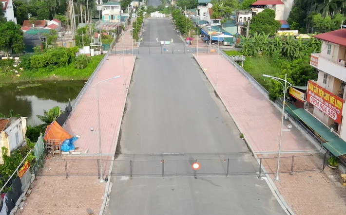 Cầu Phố Viên (phường Cổ Nhuế 2, quận Bắc Từ Liêm, Hà Nội) những ngày gần đây đã được lập tới ra rào chắn cứng để hạn chế người dân đi lại.