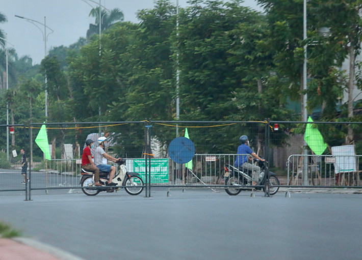 Rào chắn cứng chỉ có tác dụng ngăn người dân không di chuyển bằng phương tiện từ vùng đỏ sang vùng xanh.