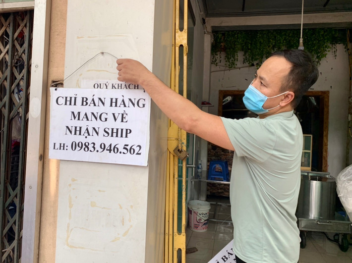 Anh Phủng - chủ cửa hàng phở trên phố Hà Huy Tập (thị trấn Yên Viên, Gia Lâm) cho biết, anh nhận được thông tin của Huyện cho mở lại từ sáng sớm nay nhưng do cửa hàng đóng lâu ngày lại chưa có đồ nên phải dọn dẹp, hôm sau mới bán được.