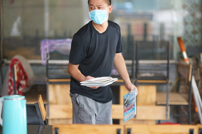 Anh Tuấn cho biết, anh có 2 cửa hàng nhưng đã đóng cửa hơn 2 tháng nay. Do không phải đi thuê nhà nên anh may mắn hơn nhiều cửa hàng khác đã buộc phải đóng cửa do không đủ chi phí duy trì mùa dịch.