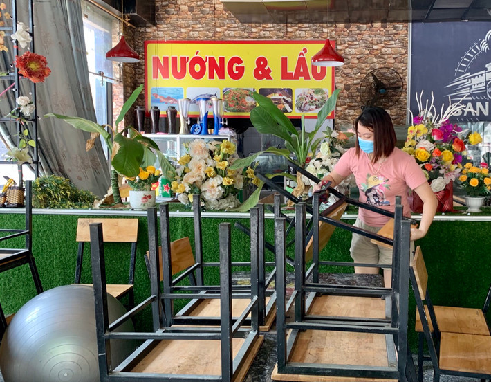 Ngoài bán phở, anh Tuấn có thêm cửa hàng bán lẩu cũng bắt đầu mở cửa trở lại. “Người dân cũng chỉ đến mua về chứ không còn ai dám ngồi ăn tại chỗ nữa” - anh Tuấn nói.