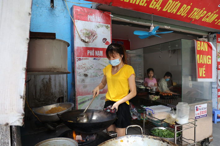 Toàn bộ người dân ra vào 2 phân vùng đang được hoạt động kinh doanh của huyện Gia Lâm sẽ có lực lượng kiểm soát, lập sổ theo dõi.