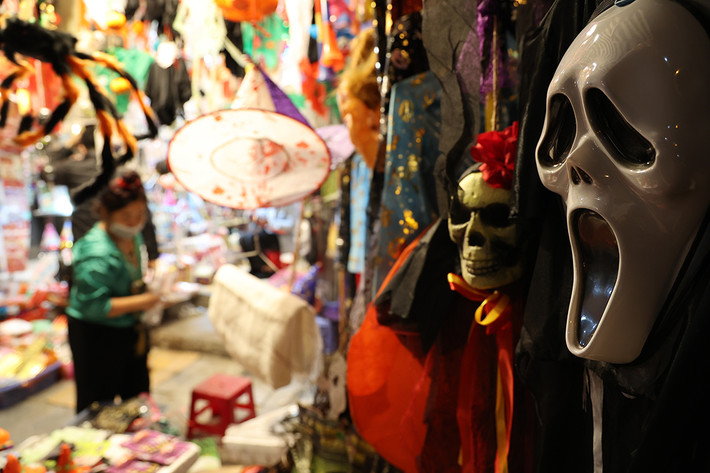 Sát ngày Halloween, phố Hàng Mã (Hoàn Kiếm, Hà Nội) bắt đầu bày bán đầy đồ chơi kinh dị.