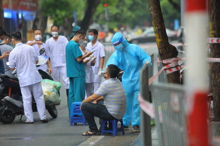 Lực lượng chức năng đã tiến hành phong toả và lấy mẫu xét nghiệm cho cư dân sống tại khu vực này.