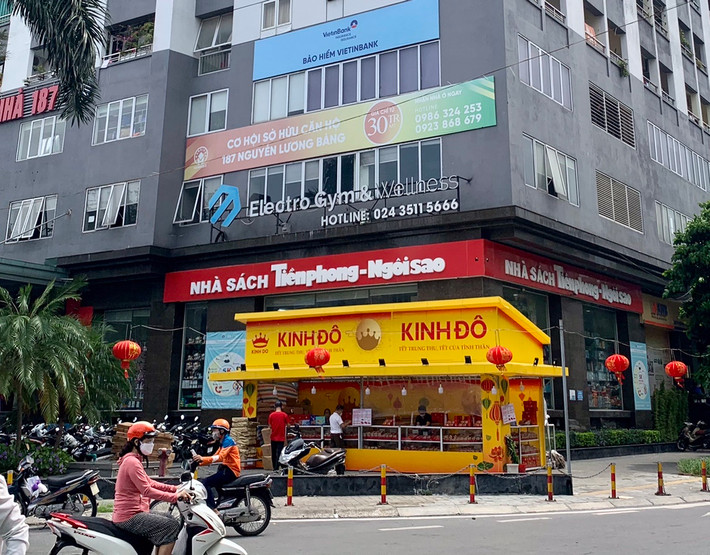 Cận Tết Trung Thu, một số thương hiệu bánh nổi tiếng đã kịp mở gian hàng bày bán trên đường phố, vỉa hè “vùng xanh”.