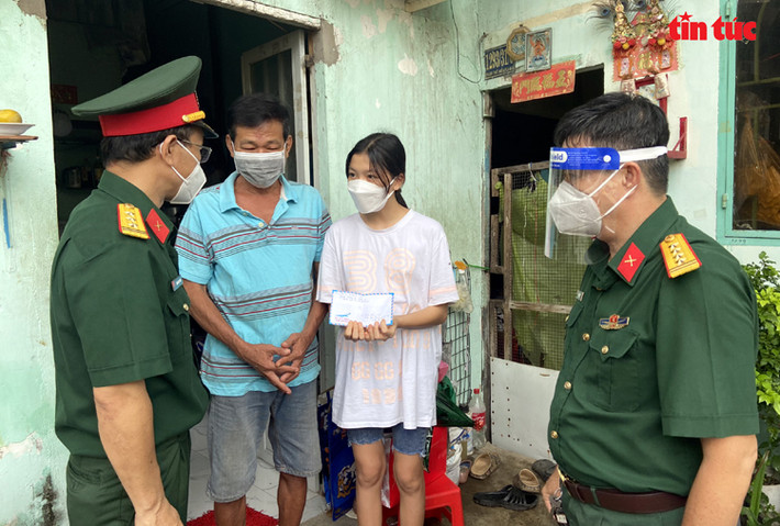 Thượng tá Đinh Ngọc Thanh, Chính trị viên Ban chỉ huy Quân sự Quận 8, cho biết: “Trên địa bàn Quận 8 có 177 cháu mất cha hoặc mất mẹ, hoặc mất cả cha lẫn mẹ do COVID-19. Trong dịp Trung thu này, các đơn vị quân đội đã phối hợp với địa phương làm lồng đèn và tặng quà cho các em, để các em có mùa Trung thu trọn vẹn”.