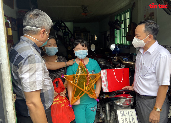 Thứ trưởng Bộ Y tế Nguyễn Trường Sơn cho biết: “Dịch COVID-19 lần này khiến chúng ta chịu rất nhiều tổn thất về kinh tế, xã hội và gia đình mất người thân. Hôm nay, tôi thăm các cháu có cha hoặc mẹ mất vì dịch COVID-19 với mong muốn các cháu sống bình yên, an lành, phát triển".
