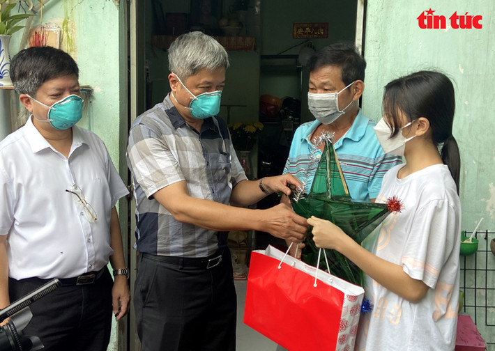 Thứ trưởng Nguyễn Trường Sơn thăm hỏi, tặng quà trung thu cho cháu T.N.T.N có mẹ mất vì COVID-19.
