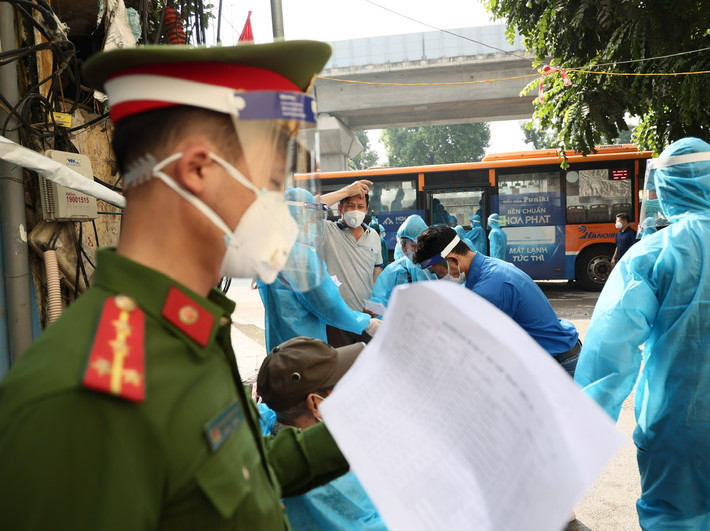 UBND phường Thanh Xuân Trung đã yêu cầu tất cả những người vừa cách ly tập trung về sẽ tiếp tục cách ly tại nhà và chủ động theo dõi sức khoẻ.