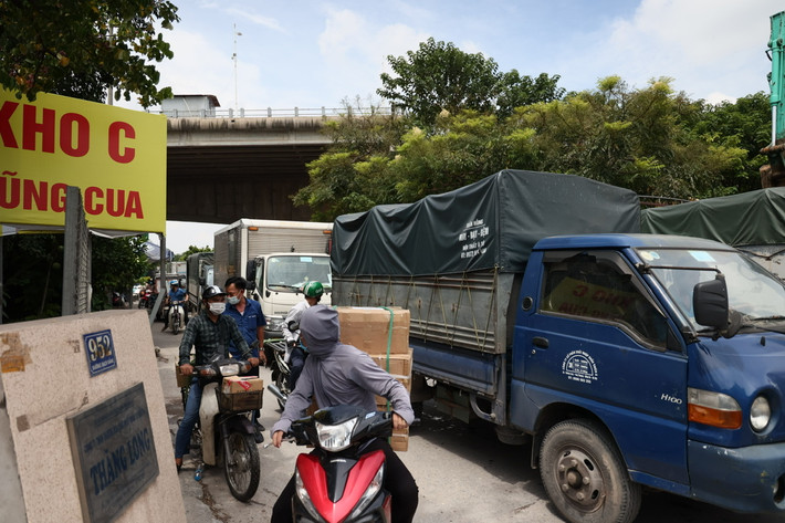 Người dân sống tại đây cho biết, do lượng xe tải ra vào Cảng Hà Nội tăng đột biến nên thường xuyên xảy ra xung đột giao thông tại các nút giao.