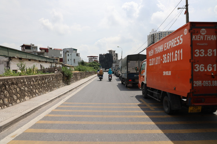 Sau khi Hà Nội chính thức dừng giãn cách xã hội, áp dụng Chỉ thị 15, đường phố Thủ đô lại rơi vào cảnh ùn tắc kéo dài.
