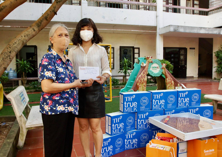 Bà Nguyễn Thị Mai Hương - Phó Tổng Biên tập Phụ trách Báo Tri thức và Cuộc sống gửi tặng Trung tâm phần quà từ các nhà hảo tâm.