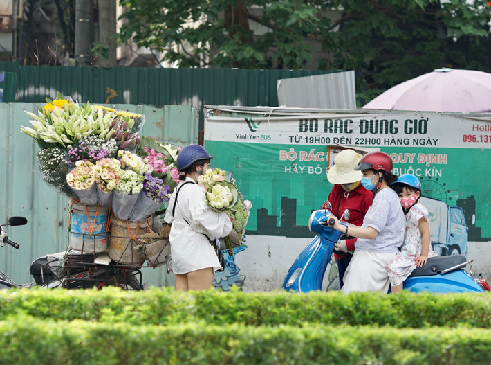 Giá Bạch Liên cũng tương đương với sen hồng nhưng tỷ lệ bán được ít hơn. Trên mỗi xe bán hoa thường chỉ có 4-5 bó Bạch Liên còn chủ yếu vẫn là sen hồng.