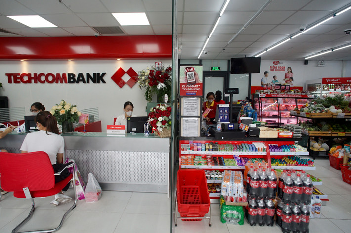 Phòng giao dịch của TechcomBank đặt cùng hệ thống siêu thị của VinMart được kỳ vọng sẽ có nhiều chương trình khuyến mại hấp dẫn dành cho khách hàng.