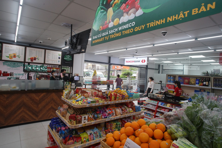 Ngoài Phúc Long, cửa hàng VinMart này còn có sự kết hợp đặt một phòng giao dịch của TechcomBank.