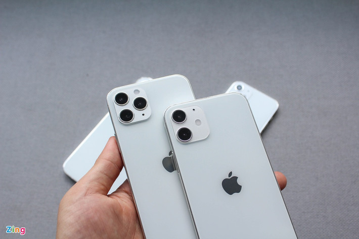 Trong 4 mẫu mockup, có 2 sản phẩm được trang bị camera kép và 2 model dùng 3 camera sau. iPhone mới phiên bản cao cấp có thể được trang bị nhiều camera sau hơn.