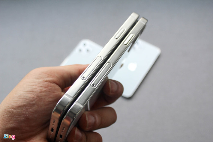 Cách bố trí các phím chức năng ở bản mô hình tương tự iPhone 11. Theo đó, bên cạnh phải có phím nguồn, phím tăng, giảm âm lượng và và cần gạt mute nằm bên cạnh trái. Cả 4 mô hình đều có mặt lưng được làm từ kính và khung viền bằng thép không gỉ.