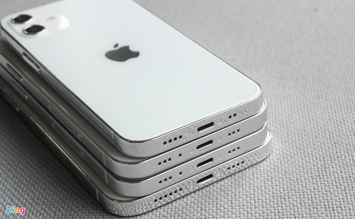 Ở phía dưới có loa ngoài và cổng sạc. Tuy nhiên vẫn chưa thể xác định, Apple sẽ tiếp tục dùng cổng sạc lightning hay chuyển sang dùng cổng sạc USB-C.