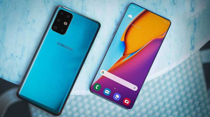 Nếu dùng màn hình phụ, người dùng vẫn có thể chụp ảnh tự sướng bằng bộ camera chất lượng mặt sau. Dẫu vậy, mặt trước của máy vẫn có camera selfie kép, nằm ở lỗ khoét hình viên thuốc ở góc trên bên trái màn hình. Nếu như camera selfie này nằm ẩn dưới màn hình thì sẽ gây ấn tượng mạnh hơn.