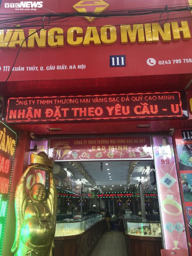 Đặc biệt tại các cửa hàng nhỏ thì gần như không có người đến giao dịch. Theo chủ cửa hàng vàng Cao Minh ở quận Cầu Giấy, từ khi vàng lên mốc 50 triệu đồng/lượng thì lượng khách cả mua và bán đều giảm đi rất nhiều.