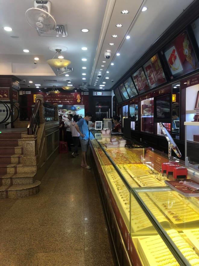 Cửa hàng vắng khách, bất chấp giá liên tục nổi "sóng".