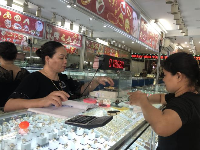 Khách chủ yếu đến cửa hàng để làm mới và sửa chữa trang sức.