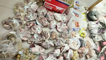 Không về quê ăn Tết, người phụ nữ được mẹ 'tiếp tế' 7 thùng quà