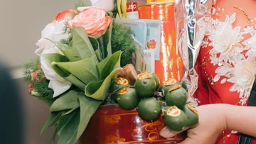 Mẹ chồng 'keo kiệt' mang sính lễ khiến cô dâu sững sờ