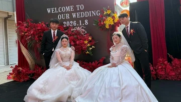 Chị em song sinh lấy anh em sinh đôi, tiết lộ điều thú vị 