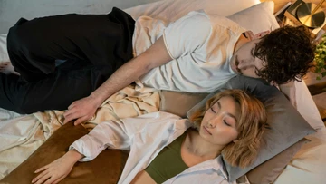 Cưới 4 tháng, vợ phát hiện chồng qua đêm với tình cũ