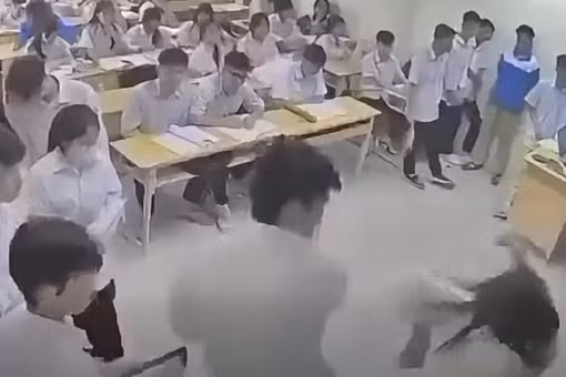 Bắt giữ khẩn cấp nam sinh tác động cô giáo ngay trong lớp học