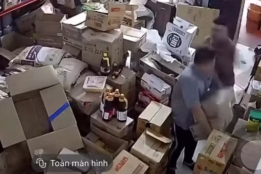 Đánh người vì bị quệt vào chân 2 lần, người đàn ông bị tạm giữ