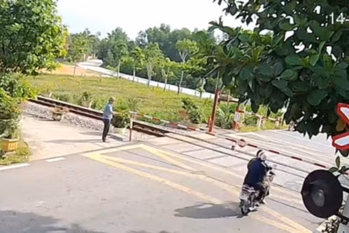 [VIDEO] Xe máy tông vào gác chắn đường sắt, một cụ ông tử vong