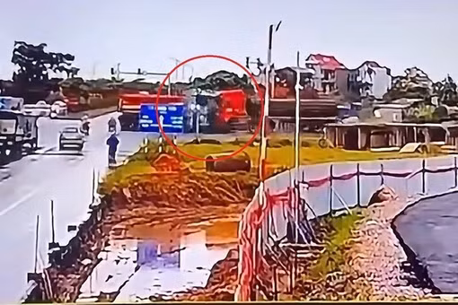 Hai xe đầu kéo đâm trực diện trên cao tốc, đầu xe biến dạng